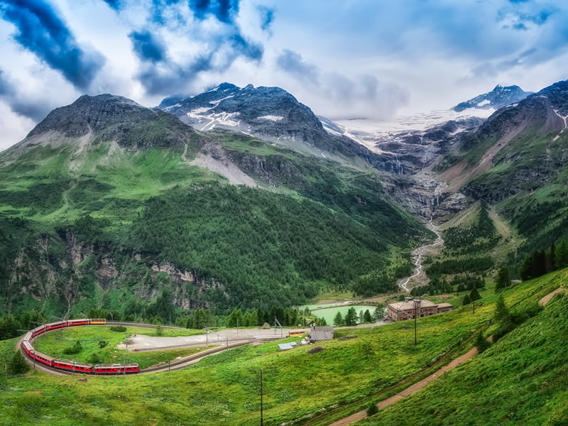 Tren entre montañas suizas